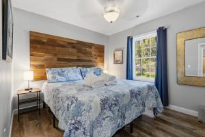 a bedroom with a blue bed with a wooden headboard at Sailors Delight in Beaufort