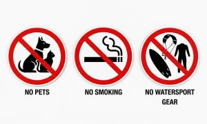 three signs that say no cats and no smoking at Piso Volcano in Villaverde