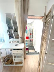 a room with a white table and a window at MataDoora in Nîmes