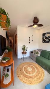 a living room with a couch and a table at Flat aconchegante em Juquehy! Com piscina! in Praia de Juquehy