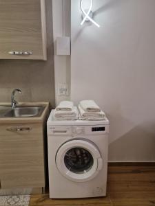 a washing machine in a kitchen next to a sink at VENEZIA Playa in Chioggia