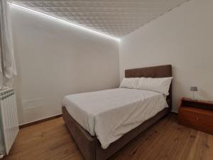 a bedroom with a bed with a white ceiling at VENEZIA Playa in Chioggia