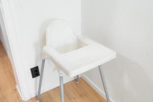 a white sink in the corner of a wall at Wohnung in Essen in Essen