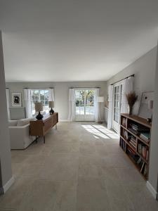 a living room with a couch and a table at Bask'aise o Pyla in La Teste-de-Buch