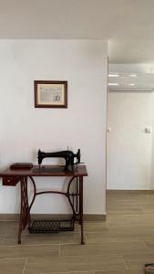 a room with a table and a white wall at Cominhos & Quartilhos in Sortelha