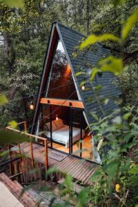 a room in a tree house in the woods at WANDER CABIN La Marquesa in La Marquesa