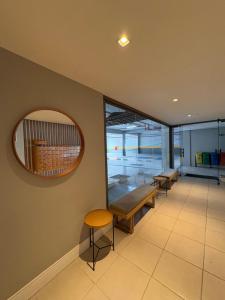 a waiting room with benches and a mirror at Loft Moderno Vista Mar - 14 Minutos De Copacabana in Rio de Janeiro +62 photos