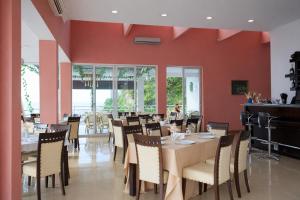 a dining room with a table and chairs at Hotel Cameo in Kvariati