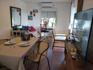 a living room with a table and some chairs at Casa de Dani, acogedora casa decorada con estilo moderno y funcional 400 mts del mar in Playa Hermosa
