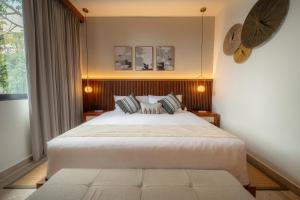 a bedroom with a large white bed and a window at New Hotel Serenata Santa Lucia Mérida in Mérida +52 photos
