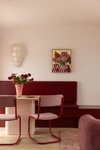 a living room with two chairs and a table and a picture at Bon Bon Apt 2 - Rosa in Orange