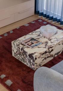 a box sitting on a rug in a living room at Bon Bon Apt 5 - Tonka in Orange