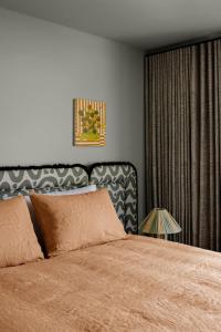a bedroom with a large bed with a headboard and a lamp at Bon Bon Apt 4 - Roca in Orange
