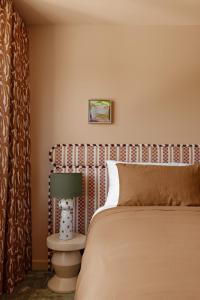 a bedroom with a bed and a green lamp at Bon Bon Apt 4 - Roca in Orange