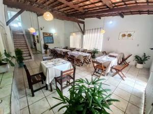 a restaurant with tables and chairs in a room at Pousada Aconchego em Mundaú in Trairi