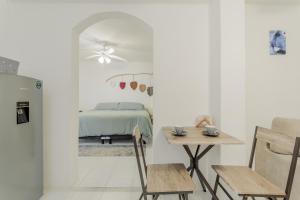 a bedroom with a bed and a table and chairs at Hermoso DEPARTAMENTO En El Centro Y Corazon DE CANCUN in Cancún