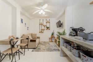 a living room with a couch and a table at Hermoso DEPARTAMENTO En El Centro Y Corazon DE CANCUN in Cancún