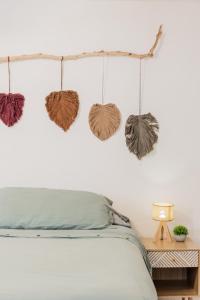 a bedroom with a bed with hearts on the wall at Hermoso DEPARTAMENTO En El Centro Y Corazon DE CANCUN in Cancún