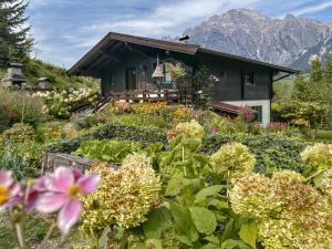 a garden with flowers in front of a house at Madreit in Leogang