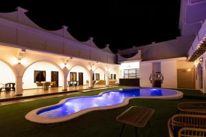 a pool in the middle of a building with chairs at Hotel H4 El Paraíso in El Paraíso