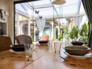 a wooden table with bowls and glasses on it at Wadjuweel in Lauwersoog +17 photos