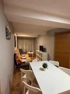 a living room with a white table and chairs at PASEO ROMANo in Lugo