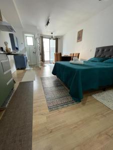 a bedroom with a bed and a living room at Loft Moderno Vista Mar - 14 Minutos De Copacabana in Rio de Janeiro