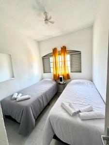 two beds sitting next to each other in a bedroom at CasaMara in Ribeirão Preto