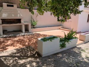 a patio with a table and some plants at LA CASA de la ALEM 1 in La Rioja