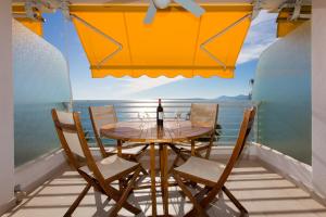 ジュアン・レ・パンにあるRésidence Le Soleilのテーブルと椅子、海の景色を望むバルコニー