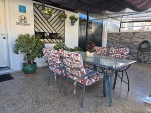 ein Tisch und Stühle in einem Zimmer in der Unterkunft Al-Bayassi in Baeza