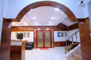 an office with a red door and a desk at Aruppukottai Nadar Lodge in Chennai