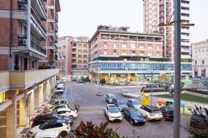 una calle de la ciudad con coches aparcados en un estacionamiento en Maison de Amelie en Verona