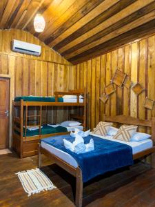 a bedroom with two bunk beds in a wooden cabin at Vista do Lago Jungle Lodge in Cajual +91 photos