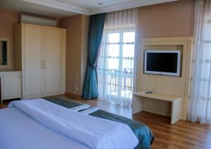 TV a/nebo společenská místnost v ubytování Buyukada Princess Hotel