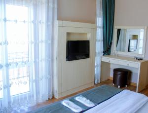 TV a/nebo společenská místnost v ubytování Buyukada Princess Hotel