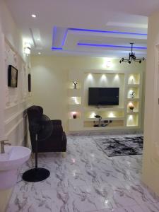 a living room with a tv on a wall at Vingoze Apartments in Fatade