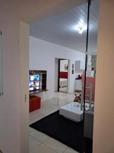 a living room with a couch and a tv at Casa ampla e confortável em Cruz das Almas in Cruz das Almas