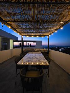 a dining room with a table and chairs and a view at Brisamar La Paz- Terraza Vista al Mar - Cerca del Malecon in La Paz
