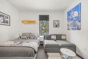 a bedroom with a bed and a couch at Baernhaus in Government Camp