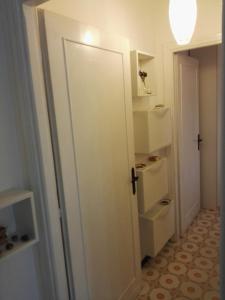 łazienka z białymi drzwiami i toaletą w obiekcie Appartamento Coleman w mieście Terracina