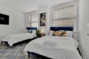 a bedroom with two beds and a window at HEB 104 Spacious Condo Downtown Fort Worth, Free Parking, Gym in Fort Worth