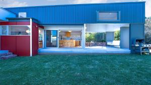 a house with a green lawn in front of it at Buwarla House in Currarong