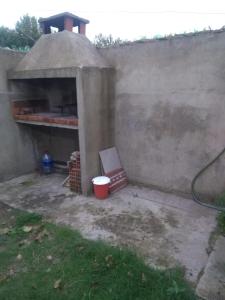 an outdoor oven with a box and a bucket at Moru in Mar del Tuyú