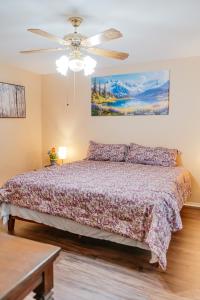 a bedroom with a bed and a ceiling fan at The Huntsville Nest - 2BR Near SHSU - Pool - WiFi - Free Parking in Huntsville +38 photos