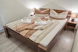 ein großes Bett mit zwei Kissen darüber in der Unterkunft Apartman Chopok Juh Ema Superior in Tale