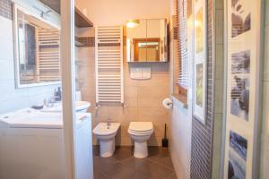 a small bathroom with a toilet and a sink at Bilocale con terrazza privata - Metro M1 to City Center in Sesto San Giovanni