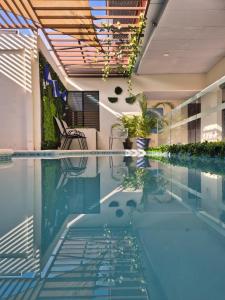 a swimming pool in a building with a pool at Hotel Sueños in San Salvador +26 photos