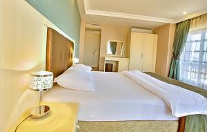 Postel nebo postele na pokoji v ubytování Buyukada Princess Hotel