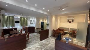 a room with tables and chairs and a dining room at Shrileela Beach Resort in Murūd